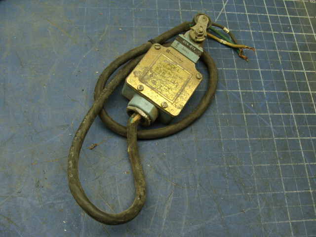 LOT OF 2 TELEMECANIQUE LIMIT SWITCHES XCK-L ZCK-015