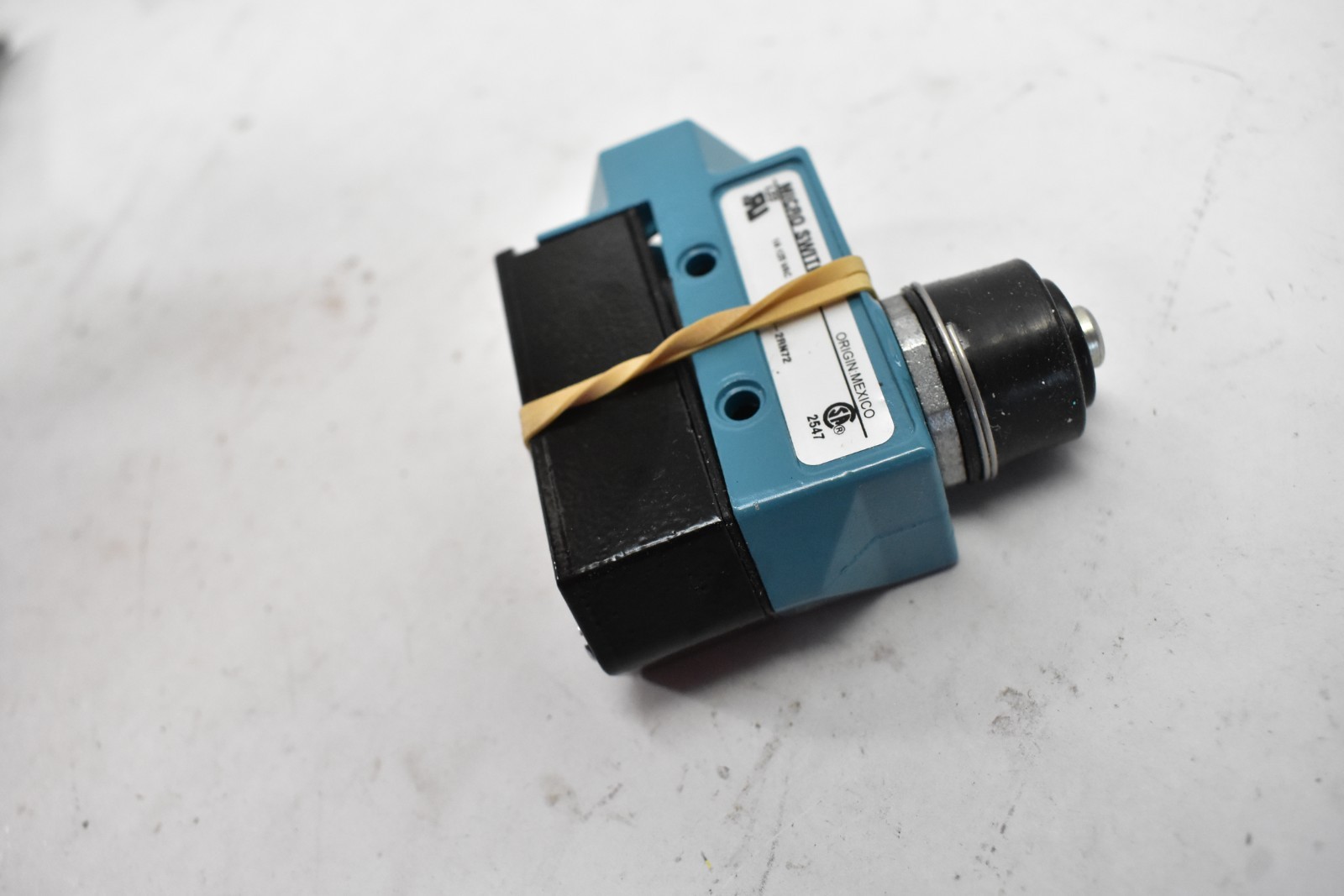 Honeywell BZE6-2RN72 Switch Limit N.O./N.C. SPDT Top Plunger Conduit NO HARDWARE