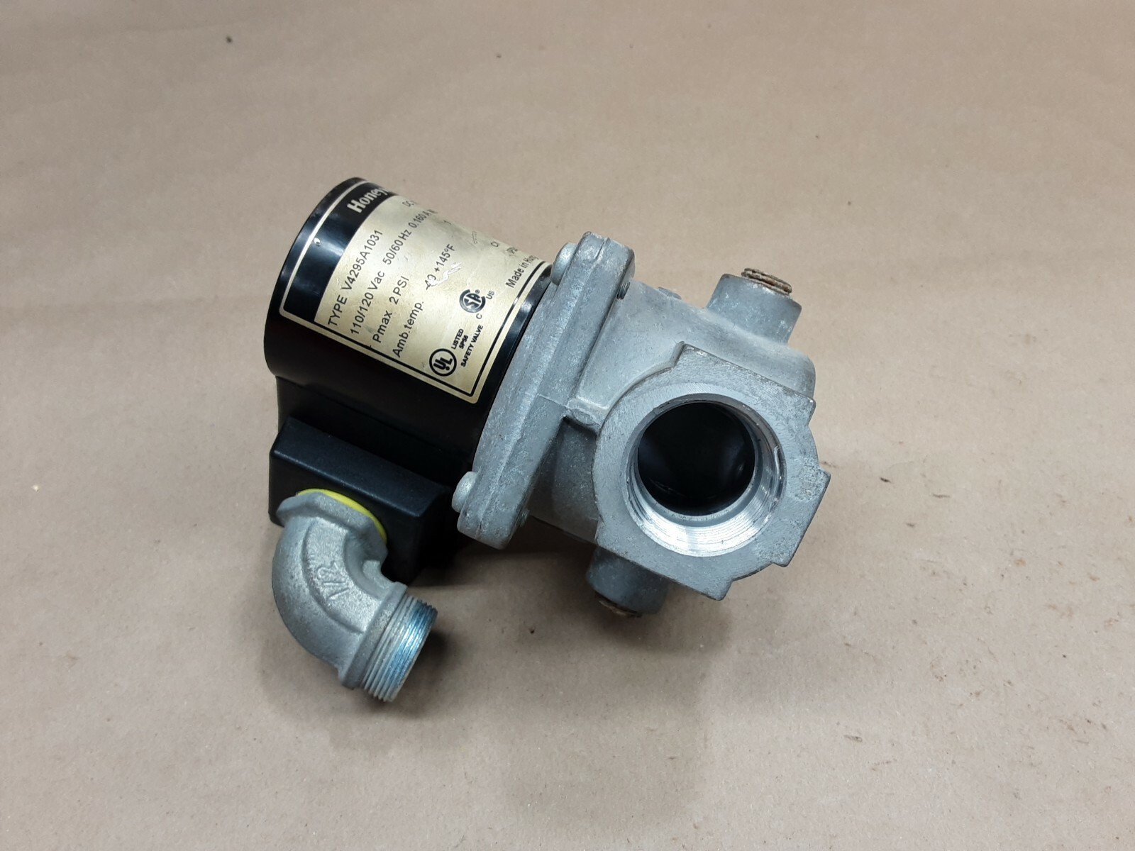 HONEYWELL V4295A1031 110/120 2PSI SOLENOID GAS VALVE #1018D17PR5