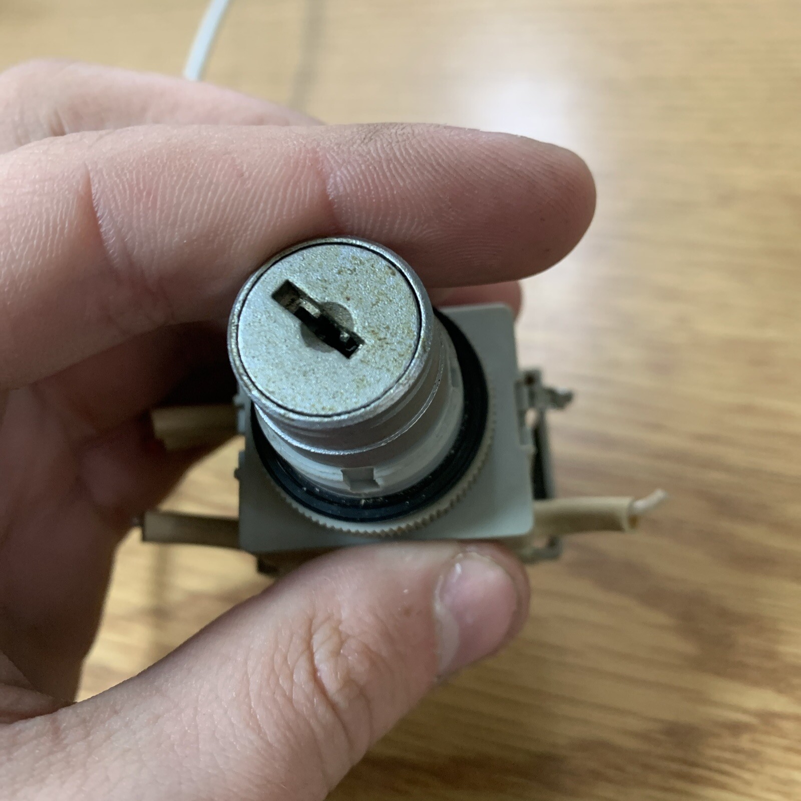 IDEC KEYED SELECTOR SWITCH ASW0201K, APW000 See Pics