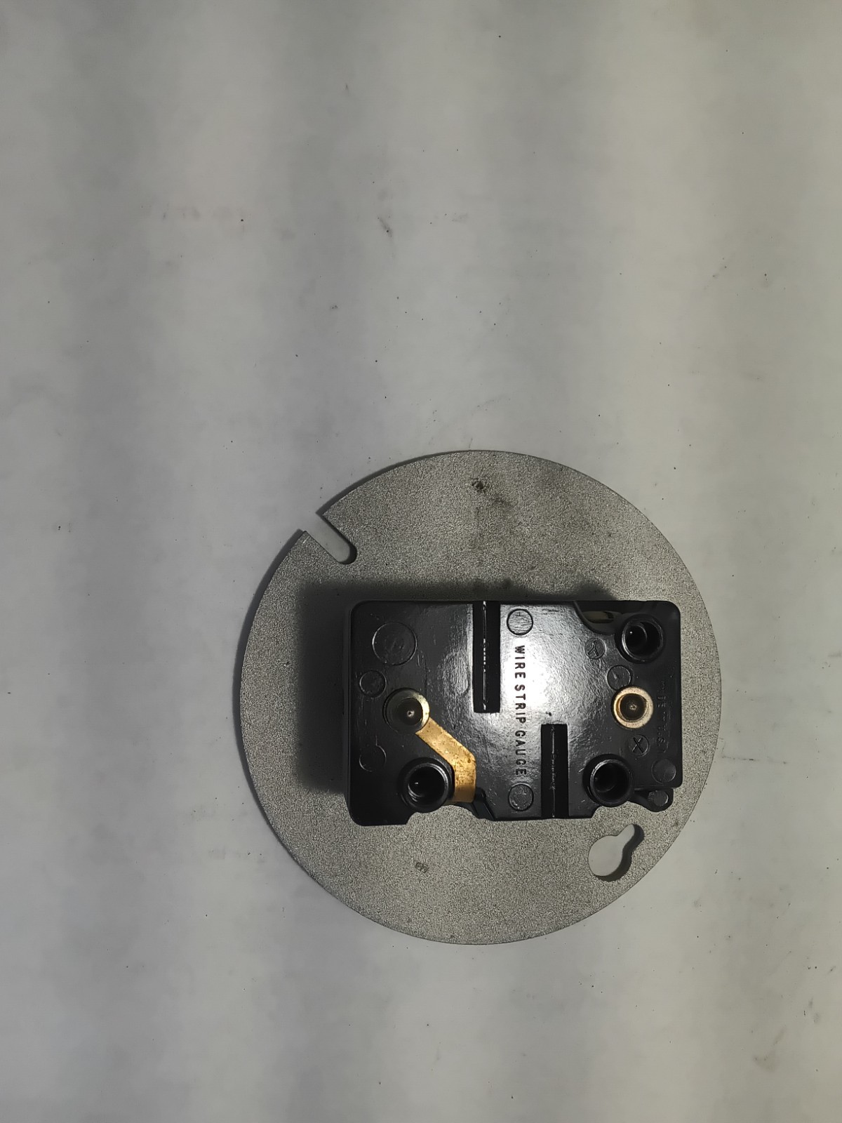 Hubbell Wire Strip Gauge Twist-Lock 20 attached to 20A 120/208V.30Y Plate (G11A)