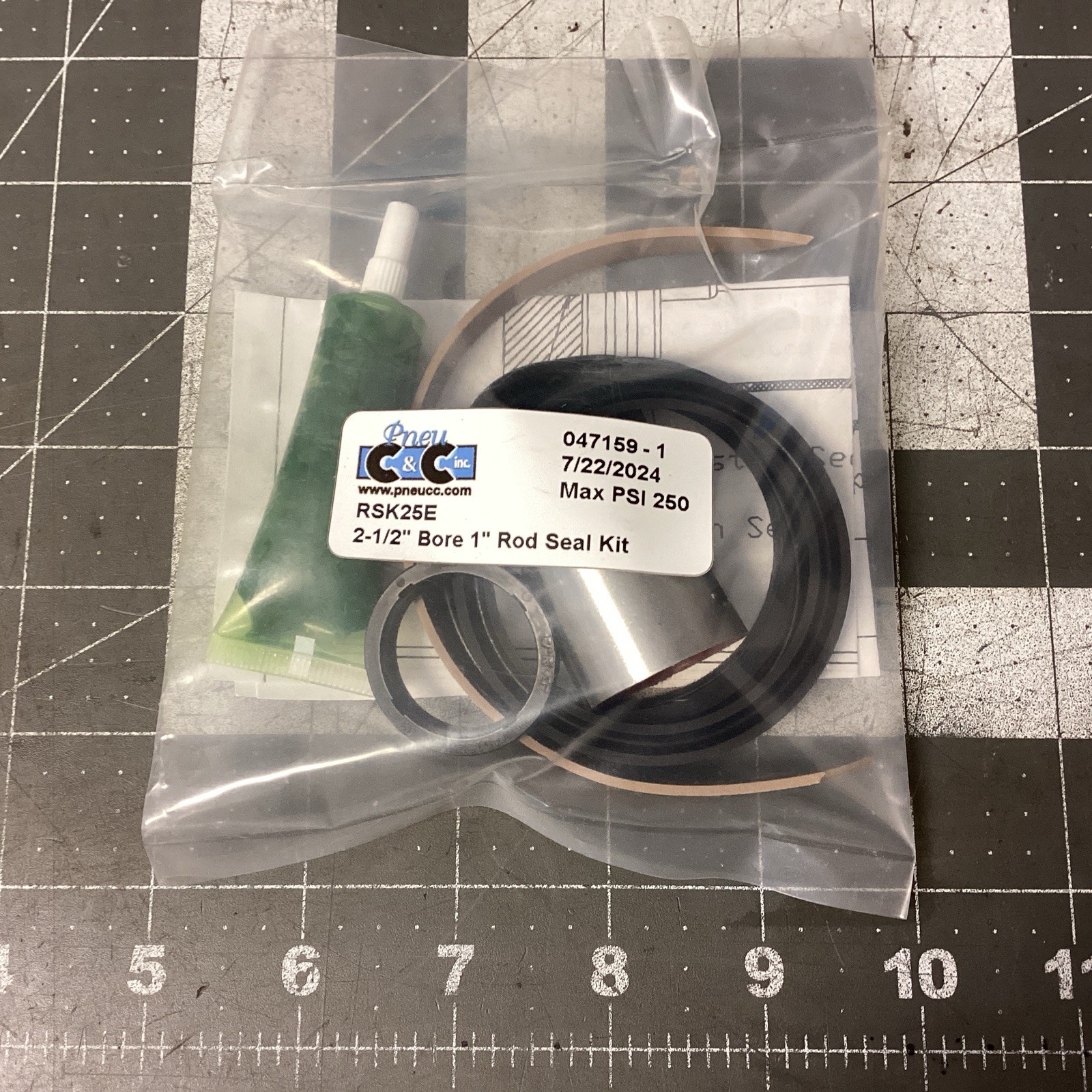 PNEU C&C RSK25E ROD SEAL KIT BORE SIZE 2-1/2 ROD DIA 1” MAX PSI 250 (LP101E)
