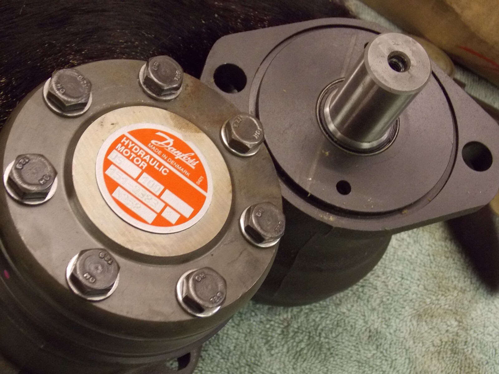 Danfoss N258 151-2383 Hydraulic Motor 1” Shaft Displace 4.9in3/r 2bolt Flange