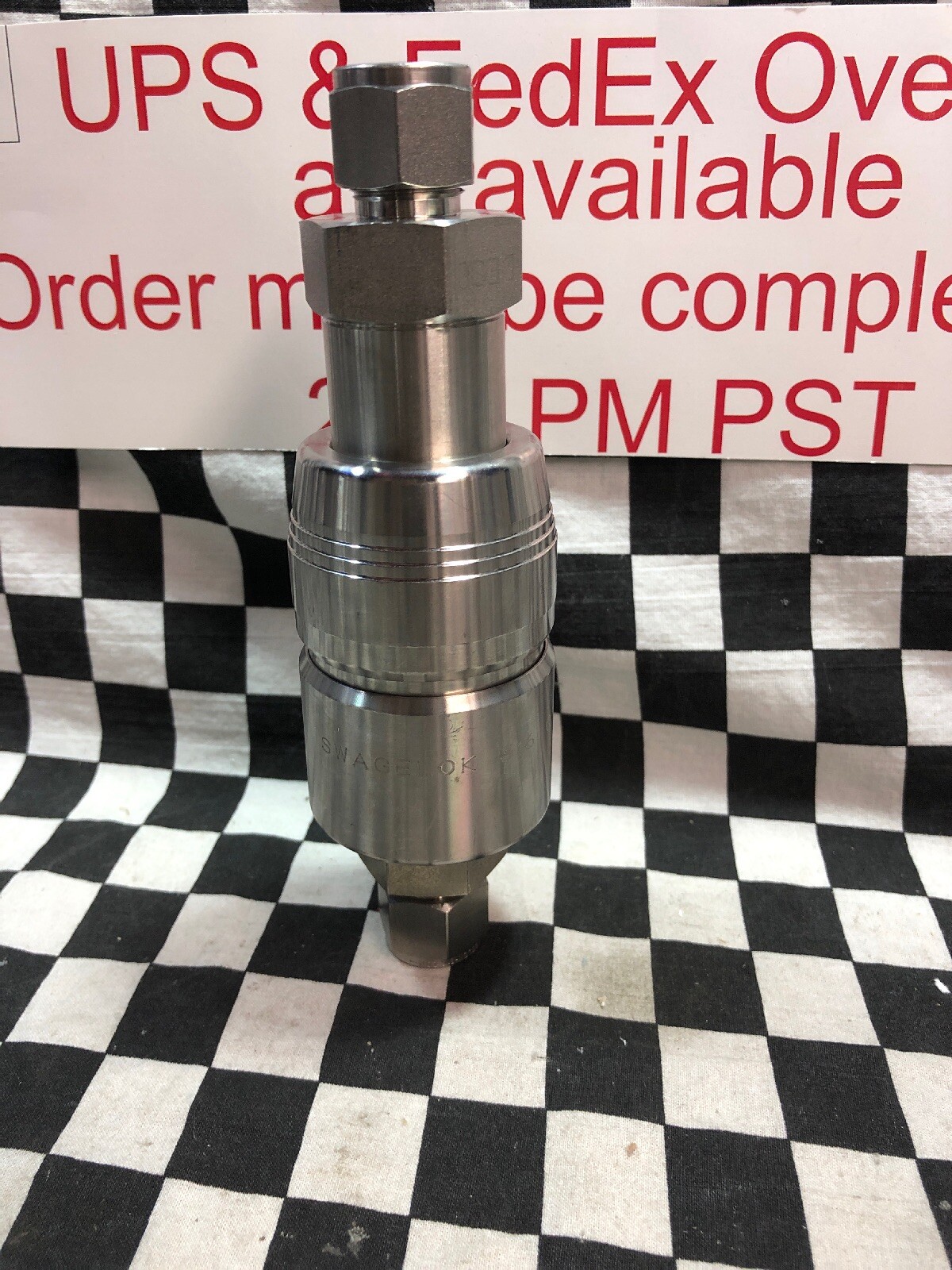 Lot Of 2 Swagelok Quick Connect Stem with Valve, SS-QTM8A-B-810 & SS-QTM8-D-810