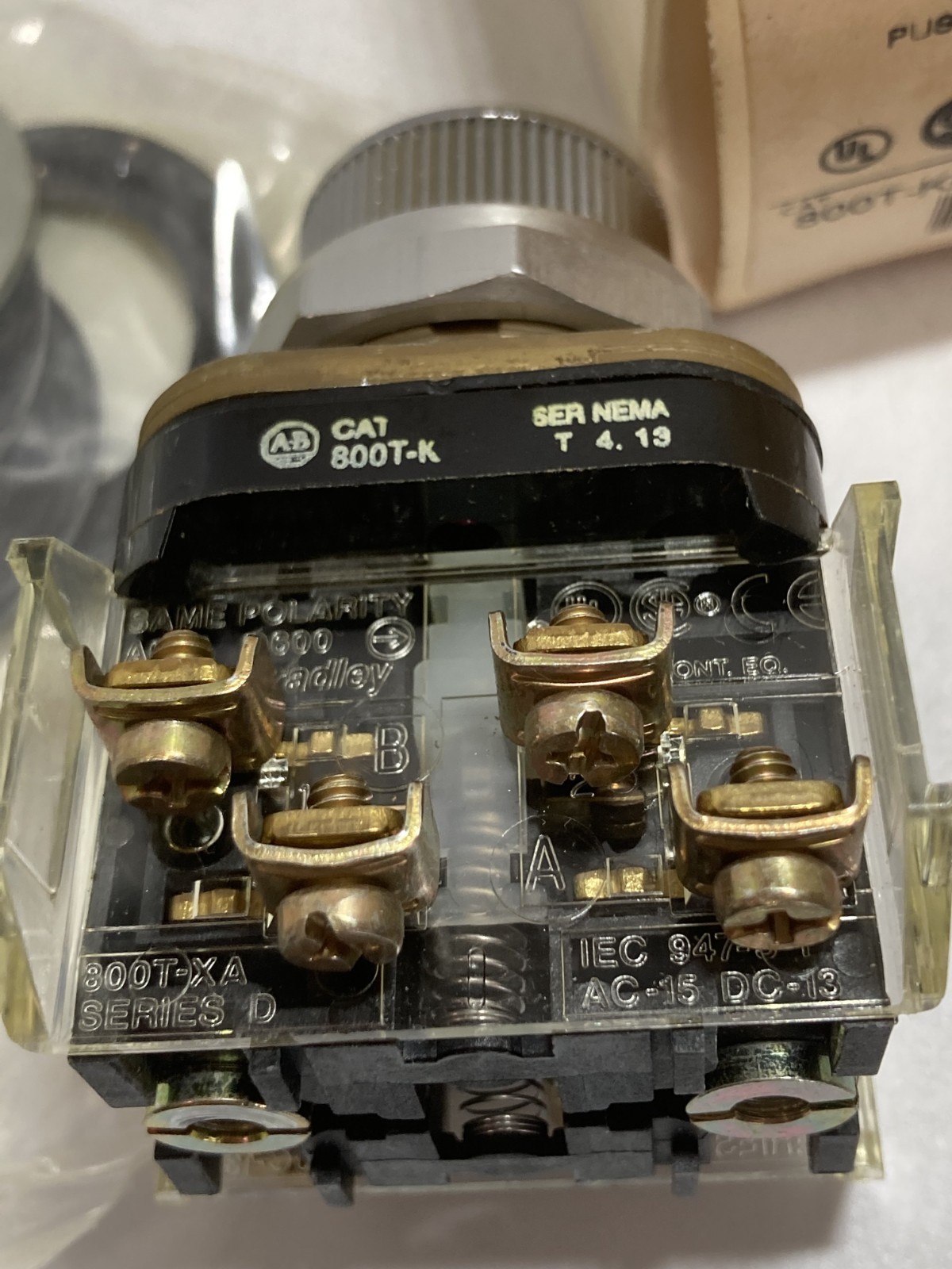 ALLEN BRADLEY 800T-K2AAXX SELECTOR PUSHBUTTON BLACK 2NO/2NC SER T NIB