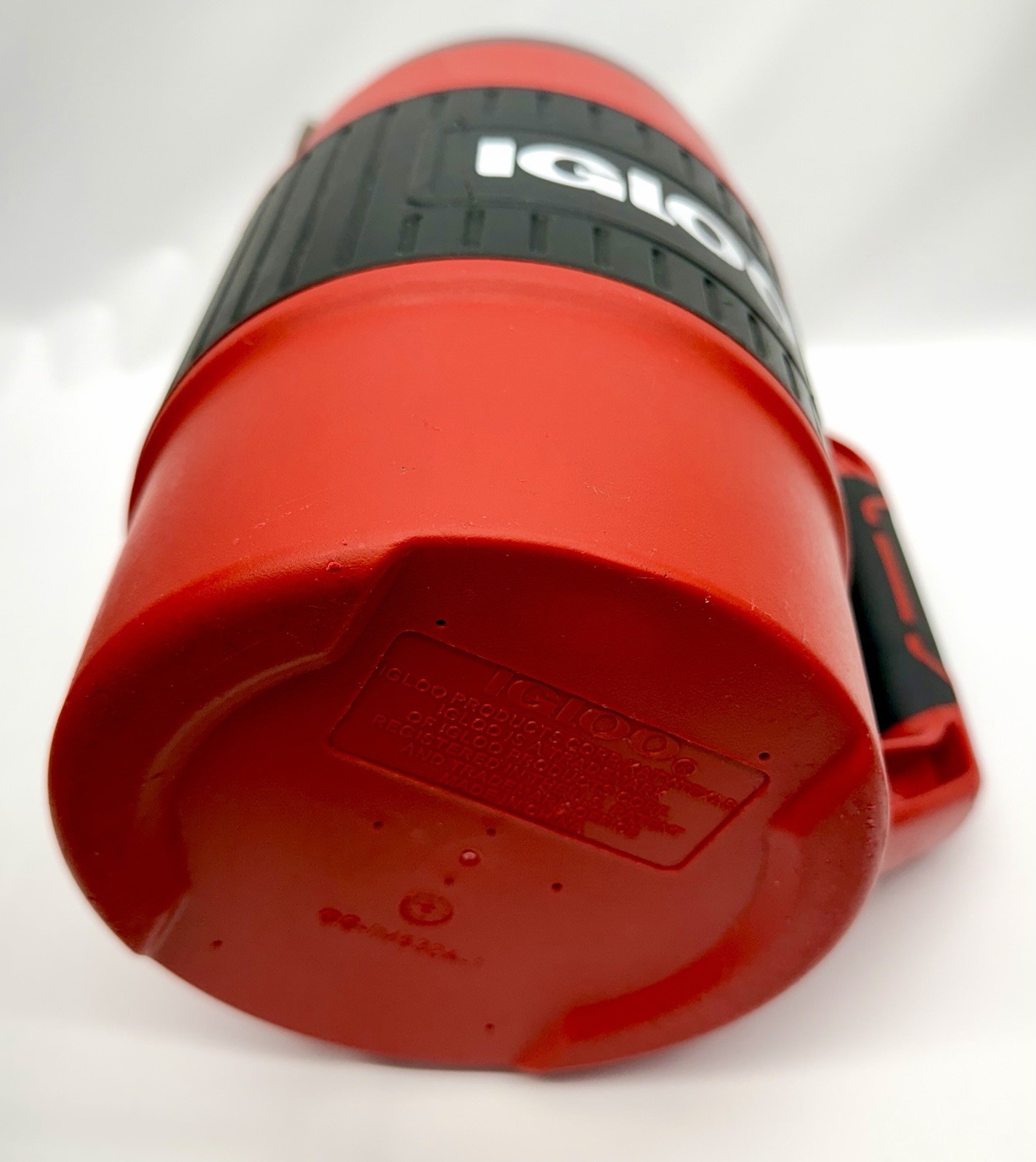 IGLOO Commercial Insulated Mug 1/2 gallon Red and Black Hot Cold. OS-IM532A-4