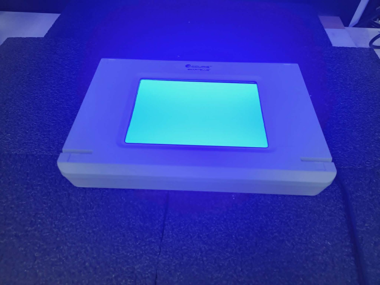 Accuris E4000 SmartBlue Transilluminator Full-Size Blue LED Transilluminator
