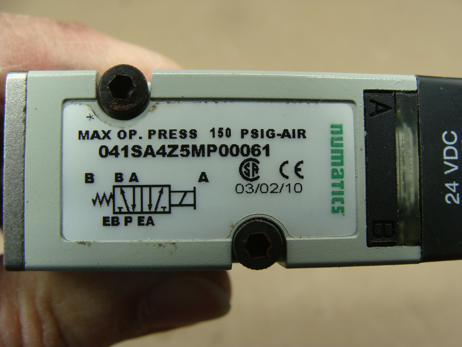 NUMATICS SOLENOID VALVE 041SA4Z5MP00061 W/PNEUMATIC REGULATOR 041RS7Z1JN00000
