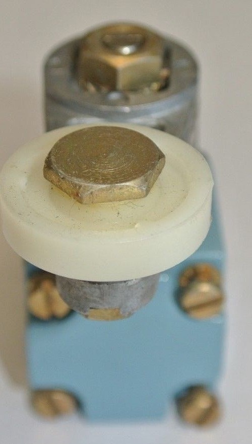 TELEMECANIQUE XCK-D31 LIMIT SWITCH ROLLER-TYPE HEAD – NEW SURPLUS- ZCK-31