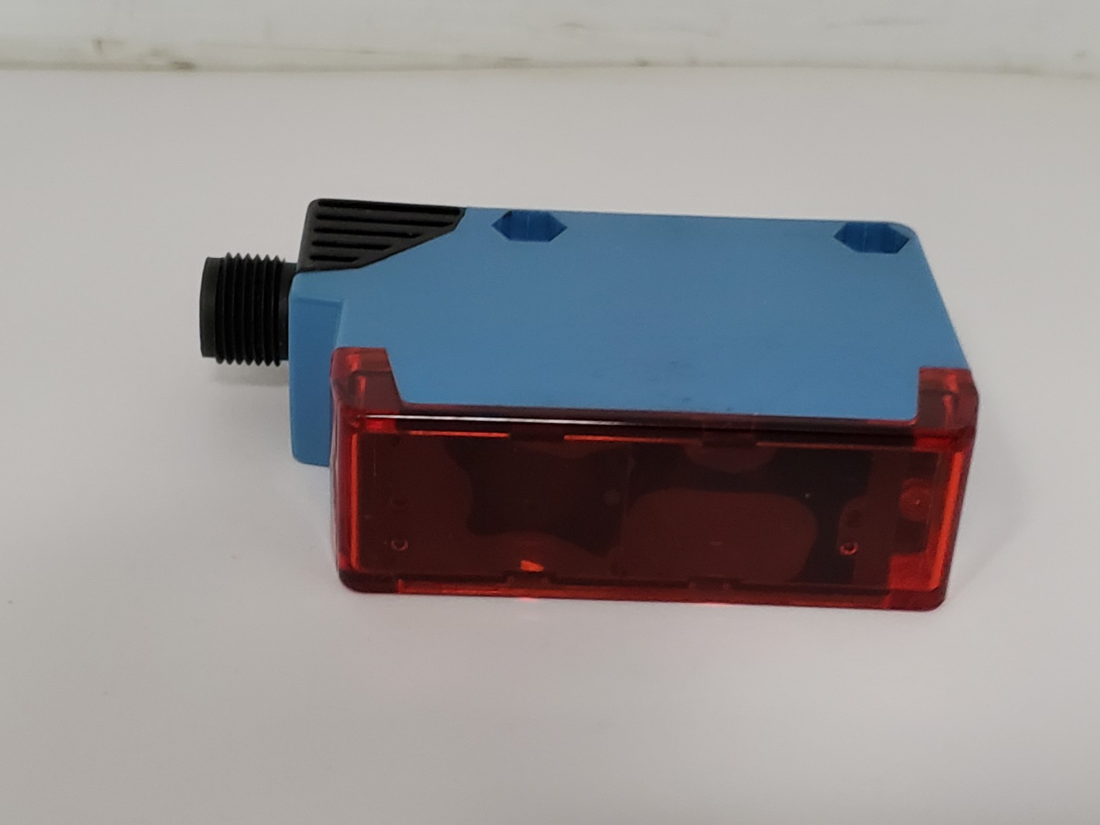 SICK WL250-P430 PHOTOELECTRIC SENSOR RETRO-REFLECTIVE 10-30 VDC PNP 4 PIN