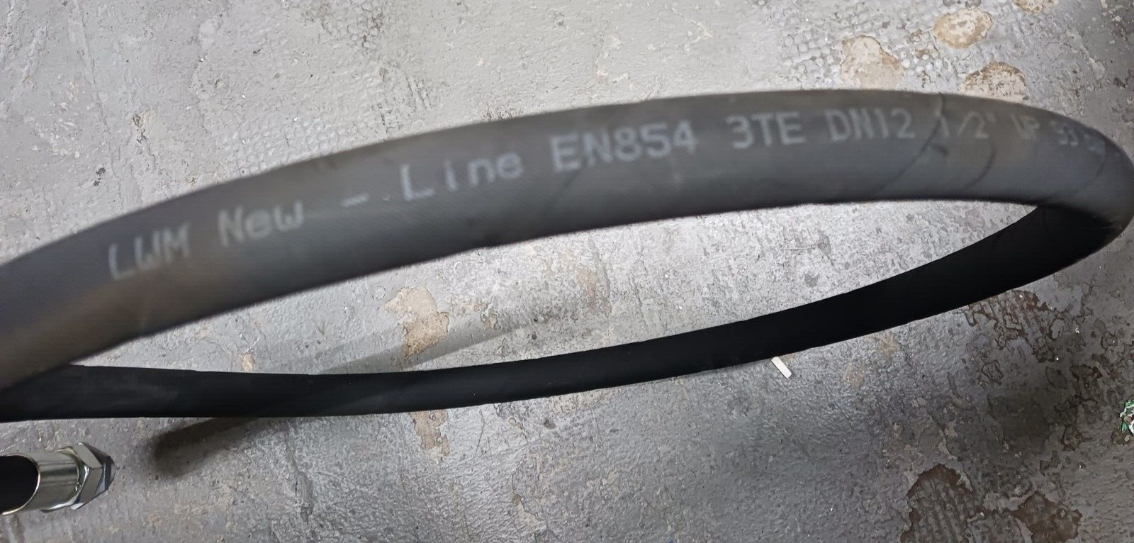 LWM Hose EN854 3TE DN12, 1/2″, WP 93 Bar, With Adapters (1/2″ x 58″ Long)
