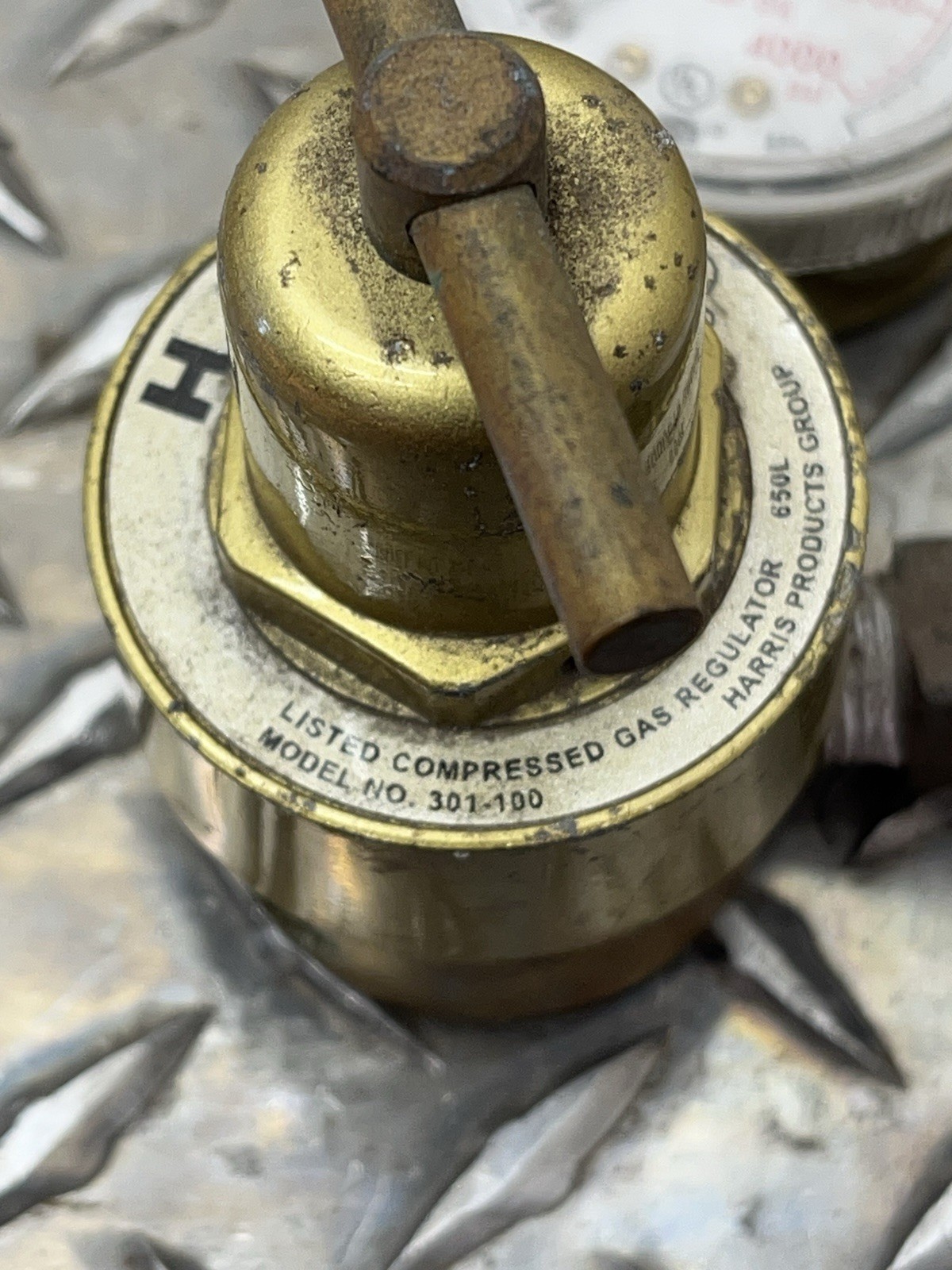 Harris Compressed Gas Regulator 650L Model 301-100 GAUGE STUCK As Shown