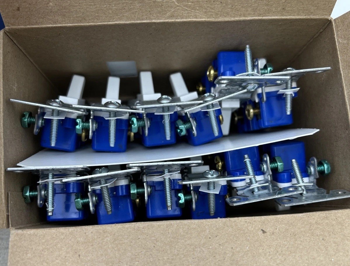 Eaton NSB 1301-7W-10 (5) Boxes of 10 Single Pole Toggle Switches 2 open 3 Sealed