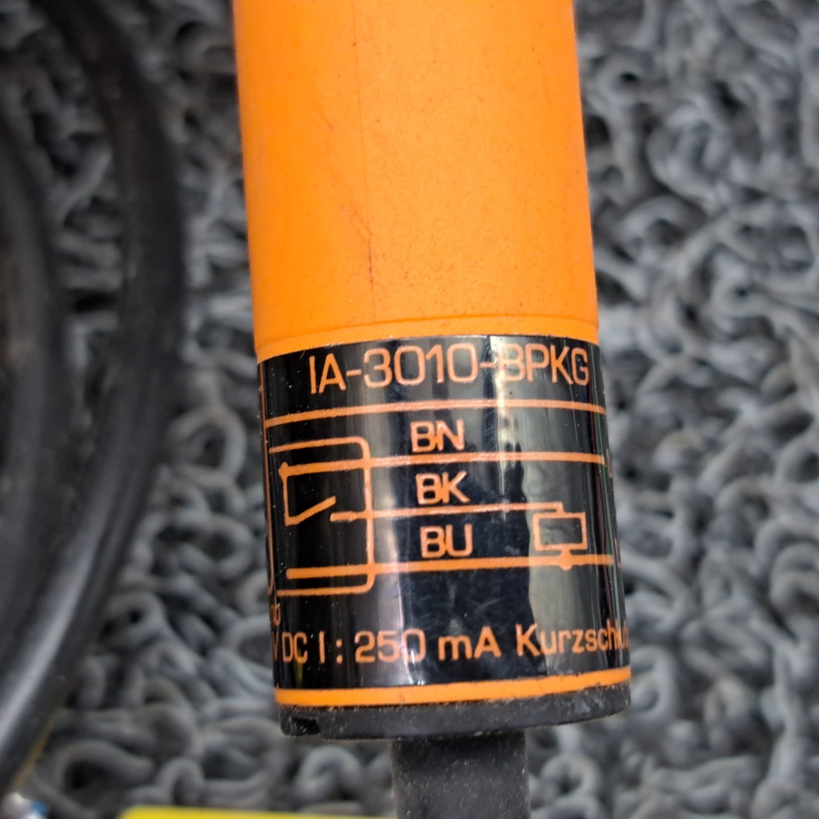 IFM EFECTOR IA-3010-BPKG INDUCTIVE SENSOR 10-36VDC No Mounting Bracket