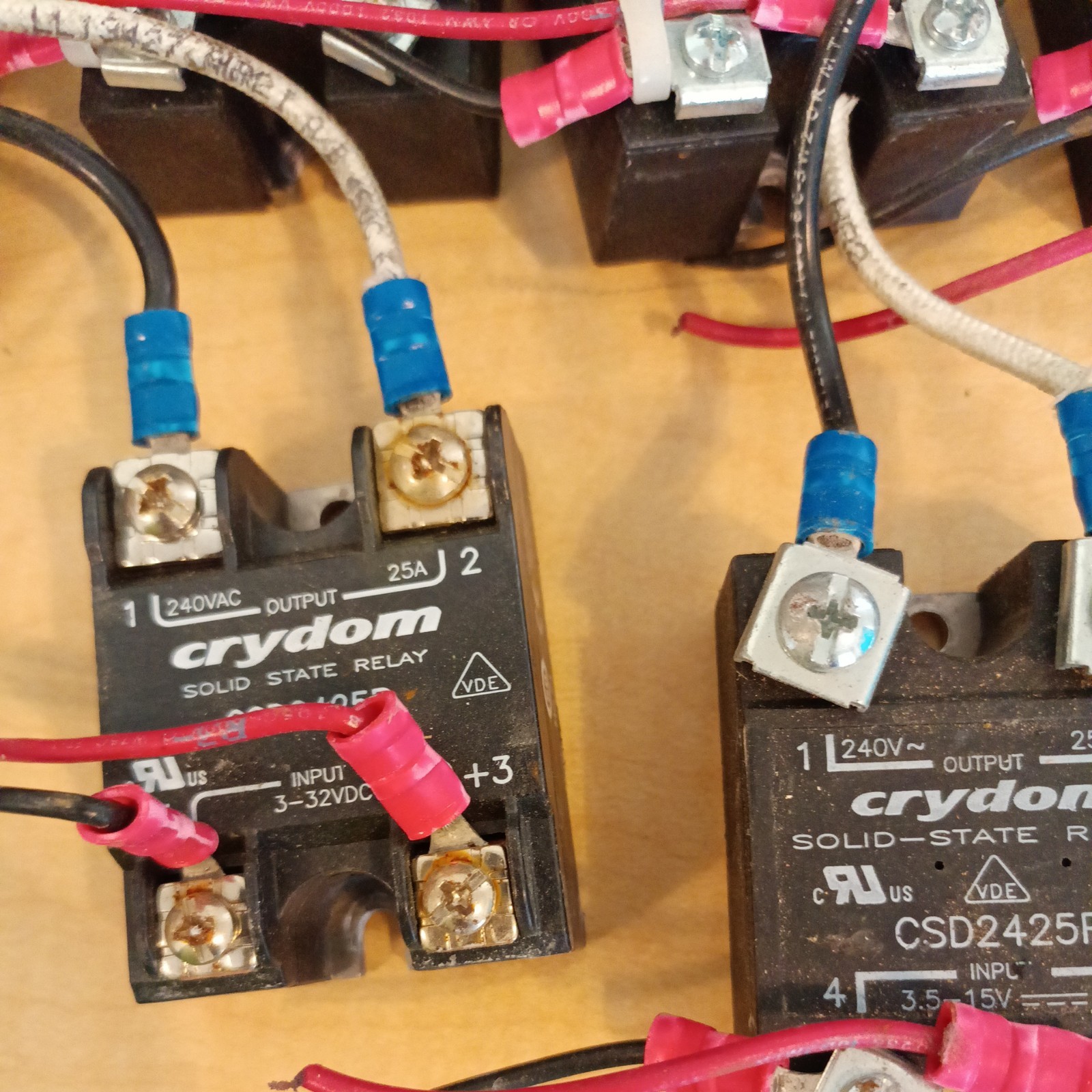 UNUSED CRYDOM D2425 SOLID STATE RELAY 240VAC/OUT 25A