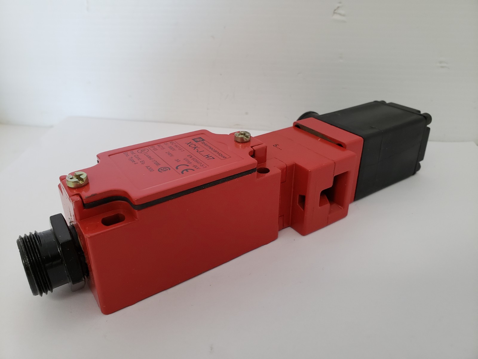 TELEMECANIQUE XCKJ5954F0-547 INTERLOCK SAFETY SWITCH 3A 240V 5 PIN NIB