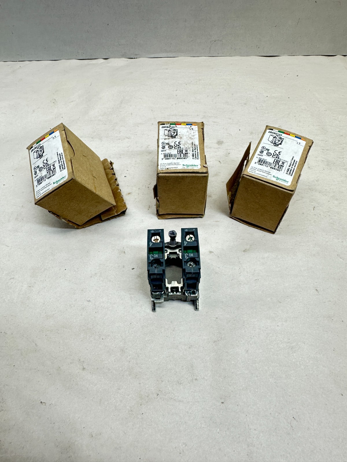Lot of 3 – New Schneider Electric ZB4BZ103 Normally Open Contact Block XB4