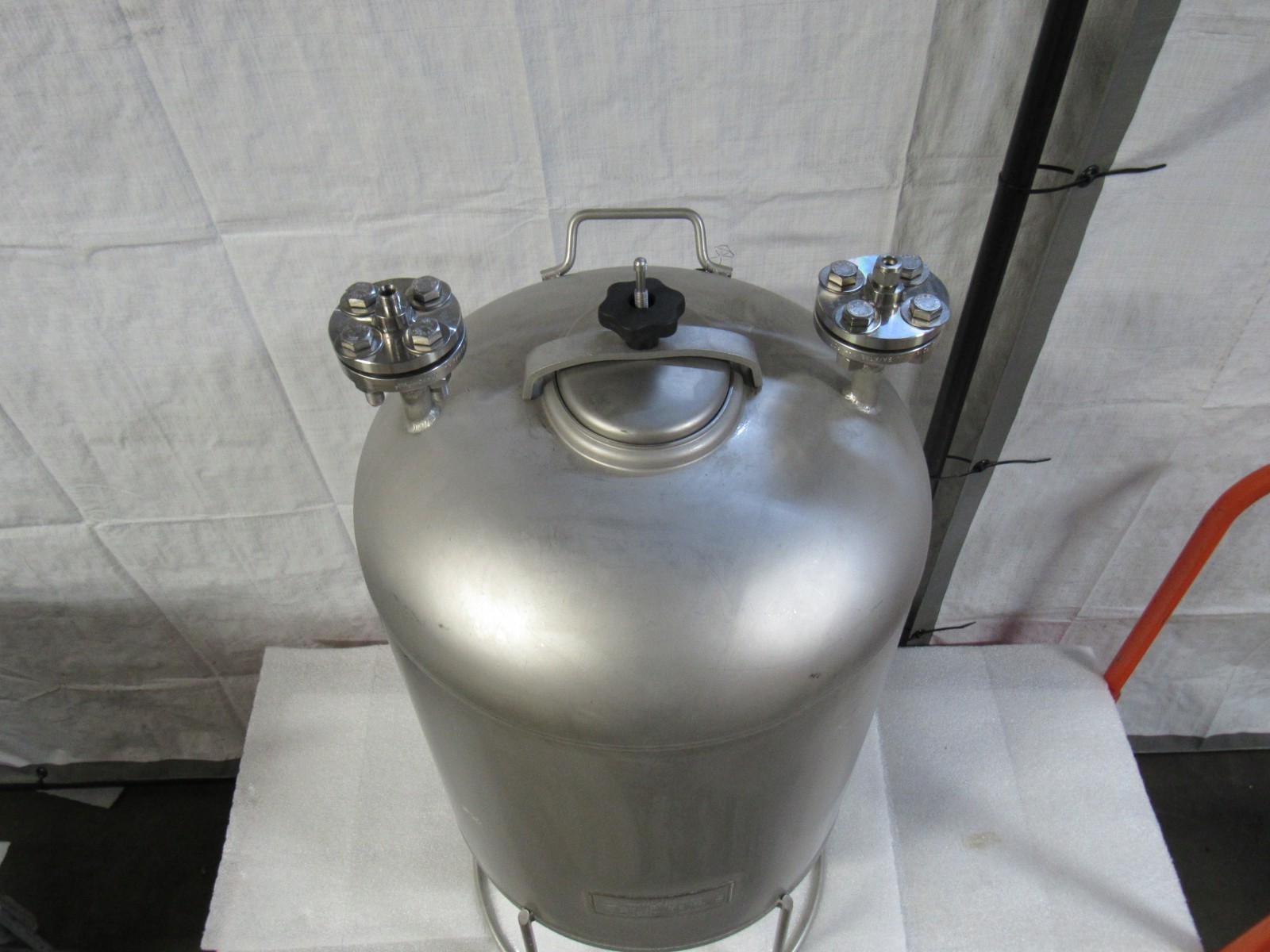 Apache 180-37.4 Stainless Pressure Vessel Tank 37.4 Gal 141.5 L 140Psi 100°F