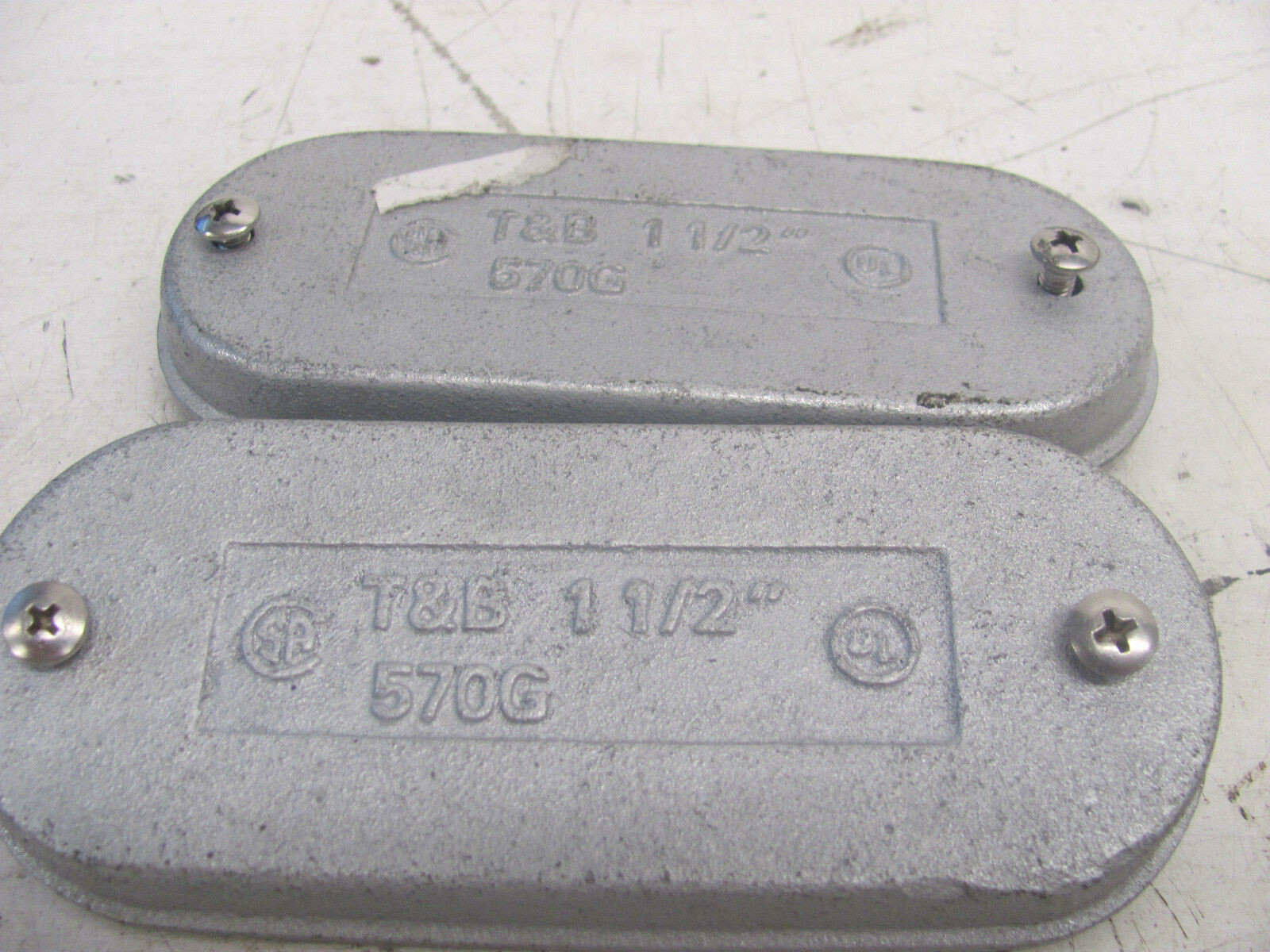 LOT OF 2 T&B 570G CONDUIT COVER 1-1/2″
