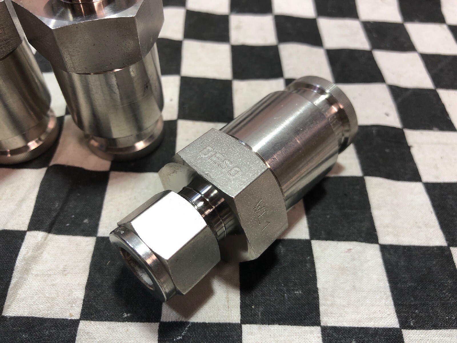 Lot Of 4 SWAGELOK Quick Connect Stem with Valve, SS-QTM8-D-810, SSQTM8D810