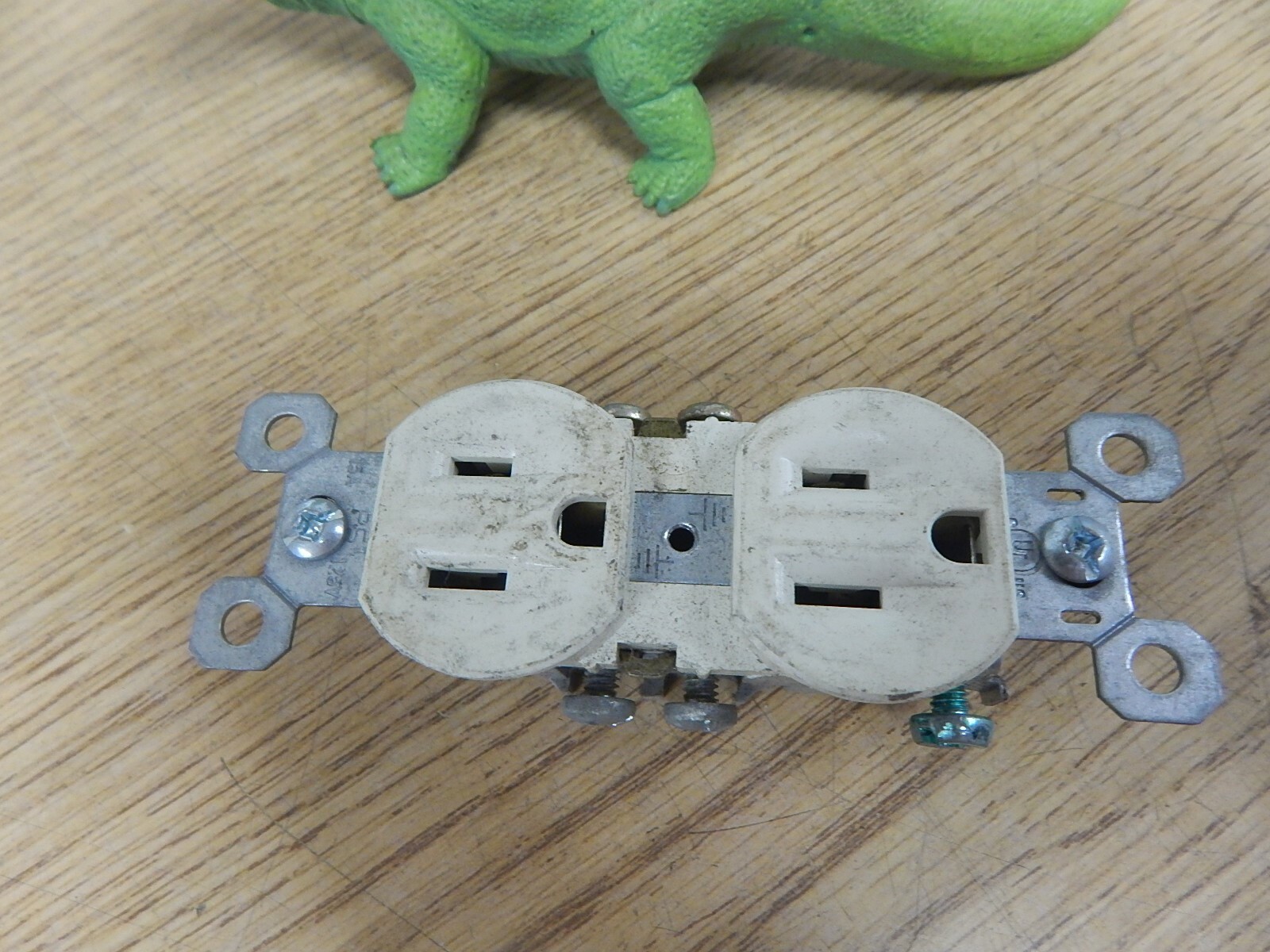 Pass & Seymour 3232-LA F4331 Duplex Receptacle Outlet Lot of 4 *FREE SHIPPING*