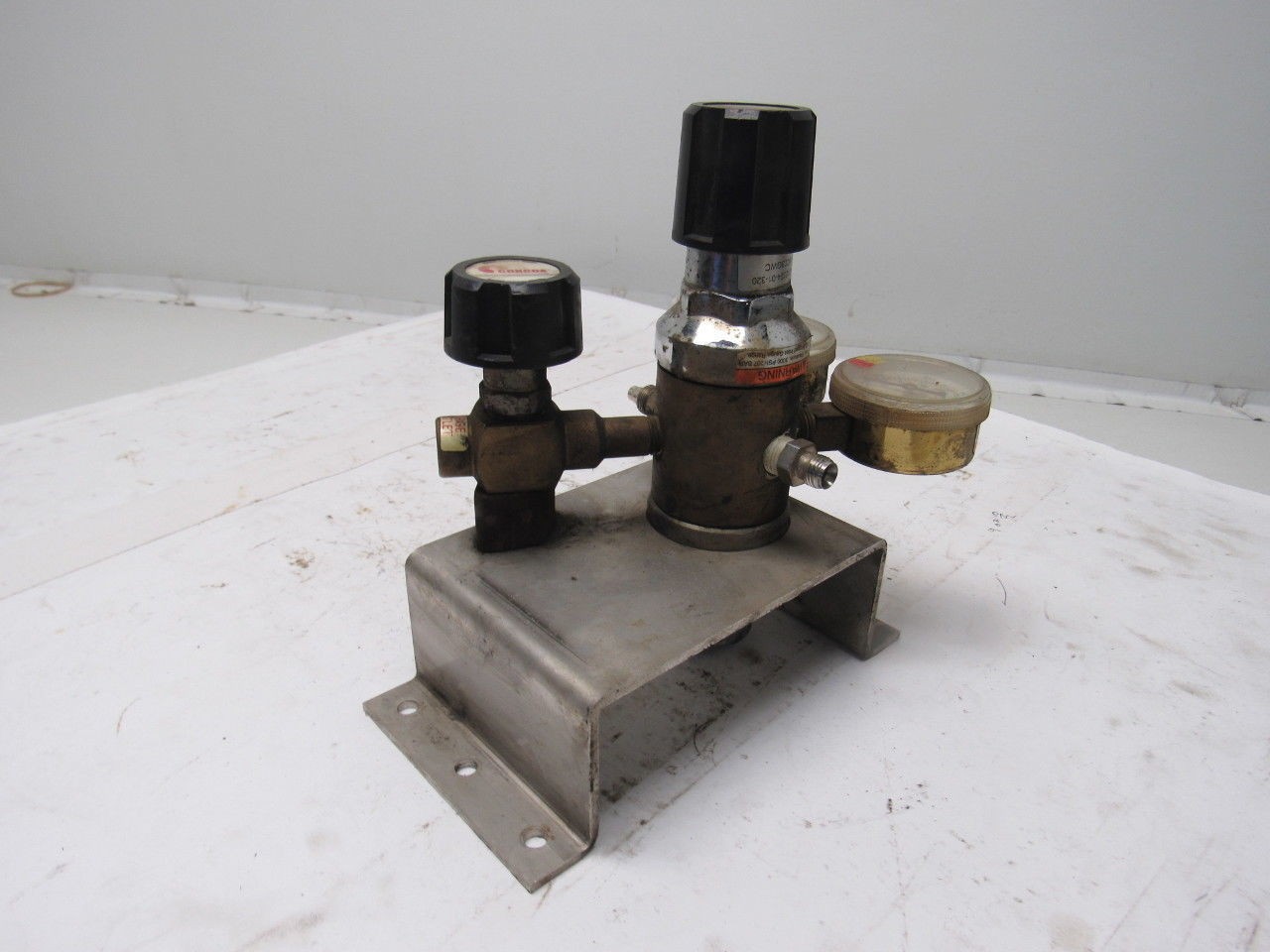 Concoa 6012324-01-320 Dual-stage Regulator Compressed Gas Regulator