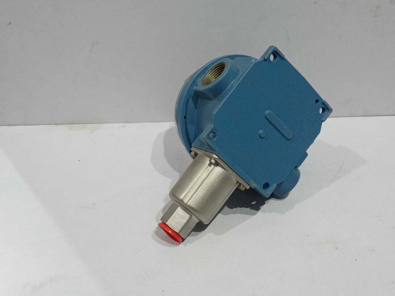 United Electric Controls J120-15642 79388 Pressure Switch 4 to 200 psi Range