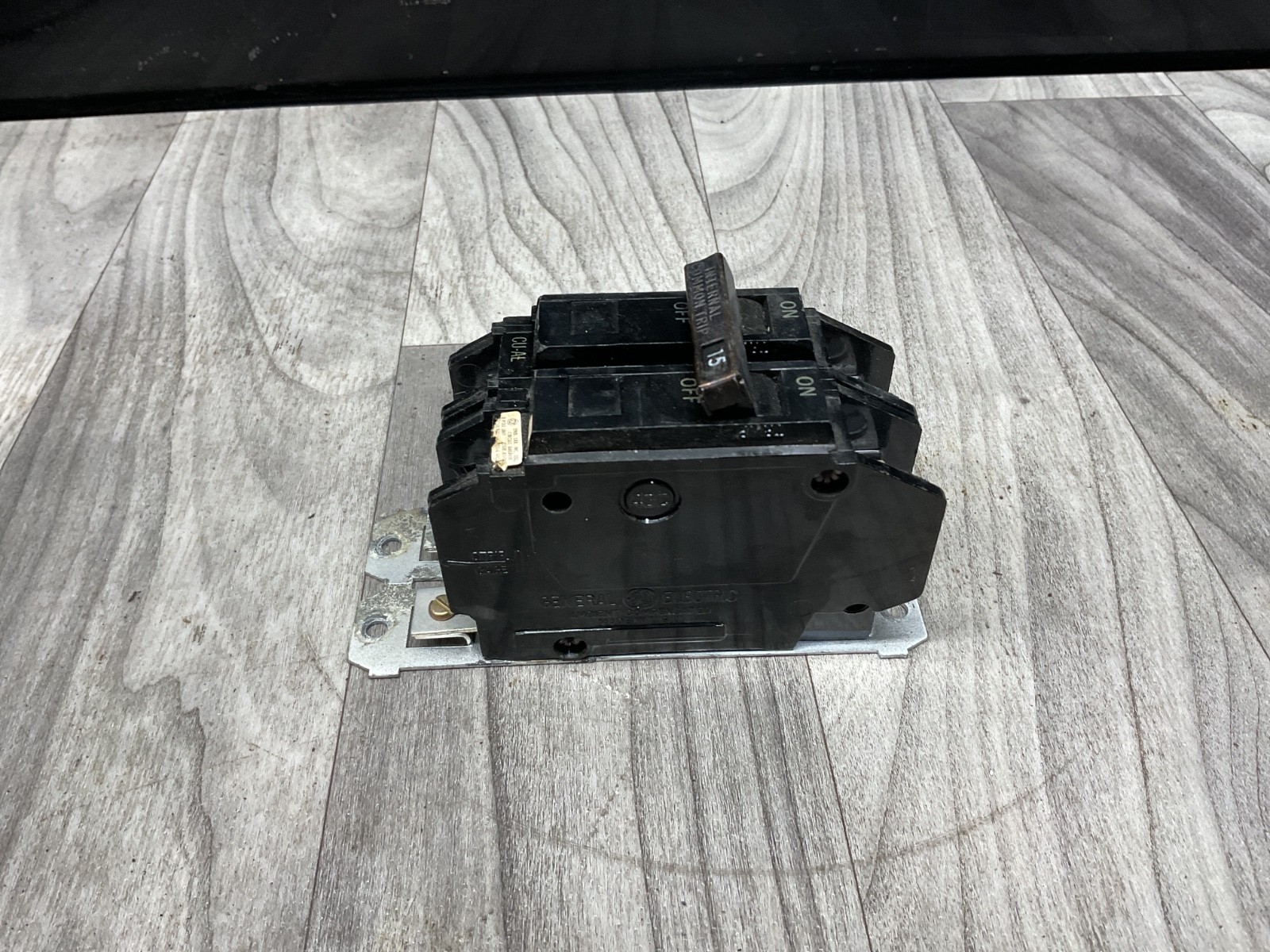 GENERAL ELECTRIC GE TQC2115 CIRCUIT BREAKER 15A 2-POLE 120/240V 15 AMP #03D19PR5