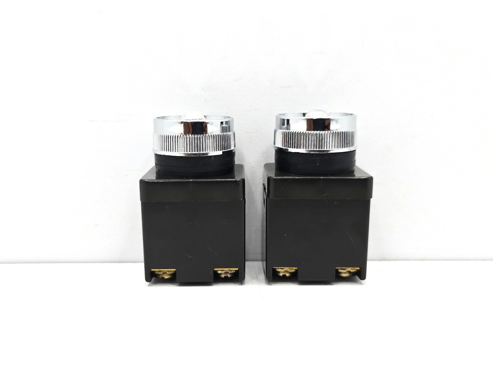 CR-252-2 HANYOUNG PILOT INDICATOR LOT OF 2