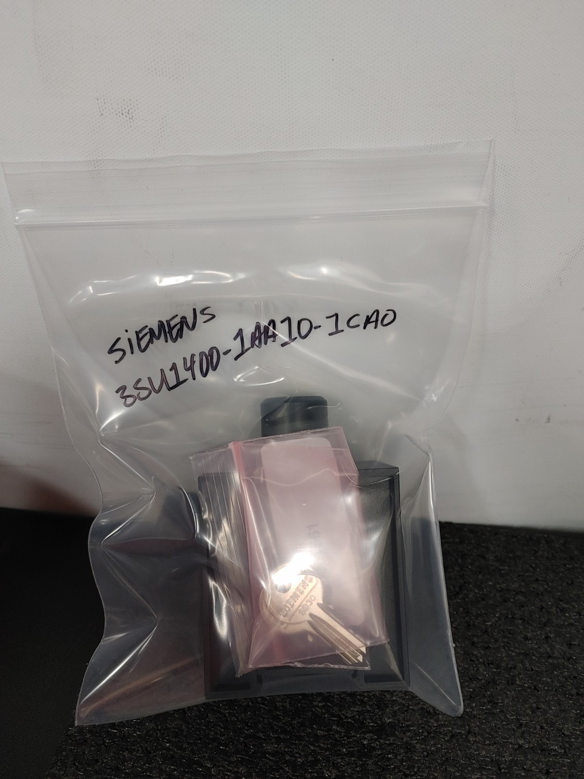 SIEMENS Key On Off Switch with 3SU1400-1AA10-1CA0 Contact Module
