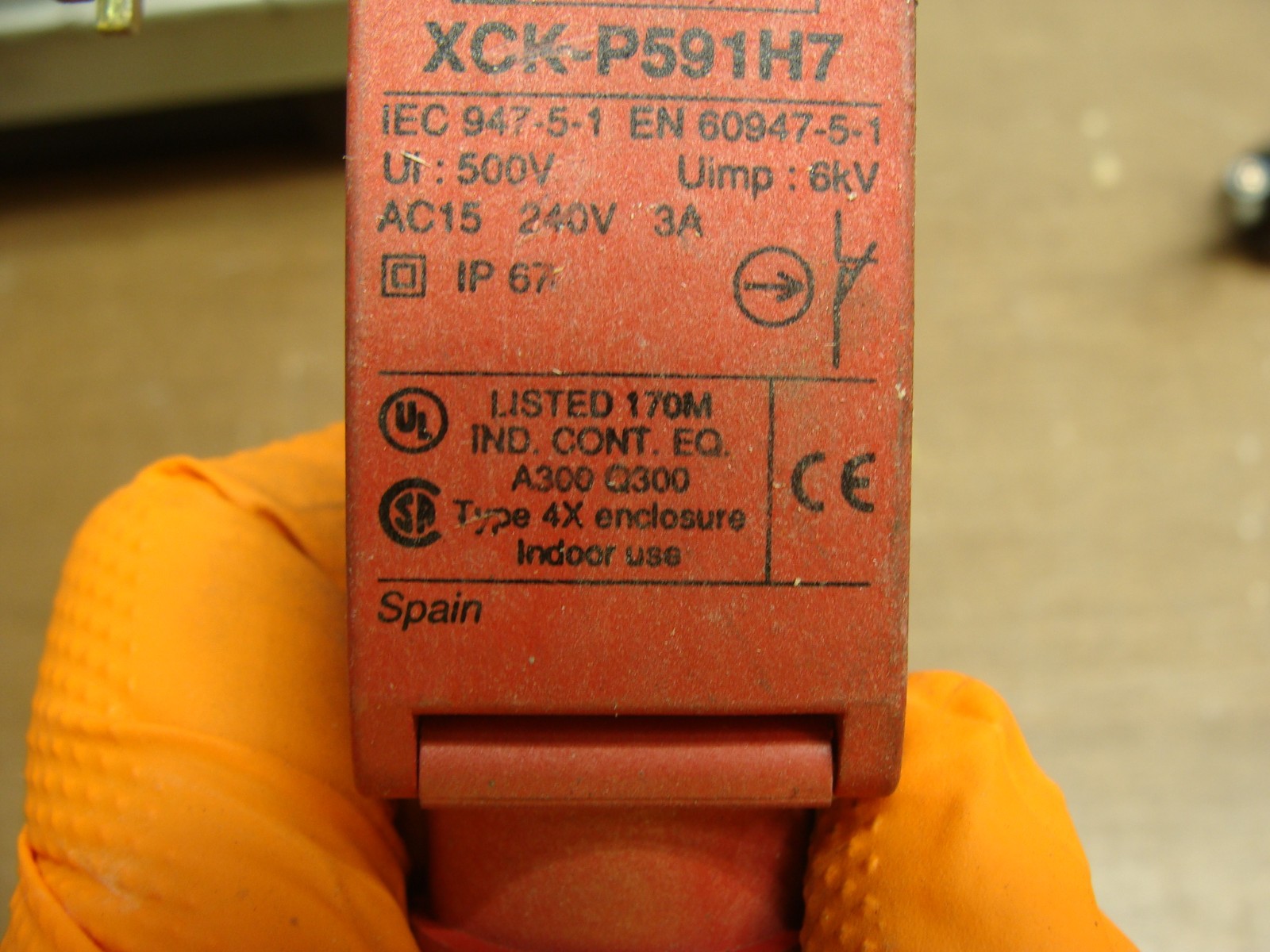 TELEMECANIQUE SAFETY INTERLOCK SWITCH XCK-P591H7 240VAC 3A W/KEY