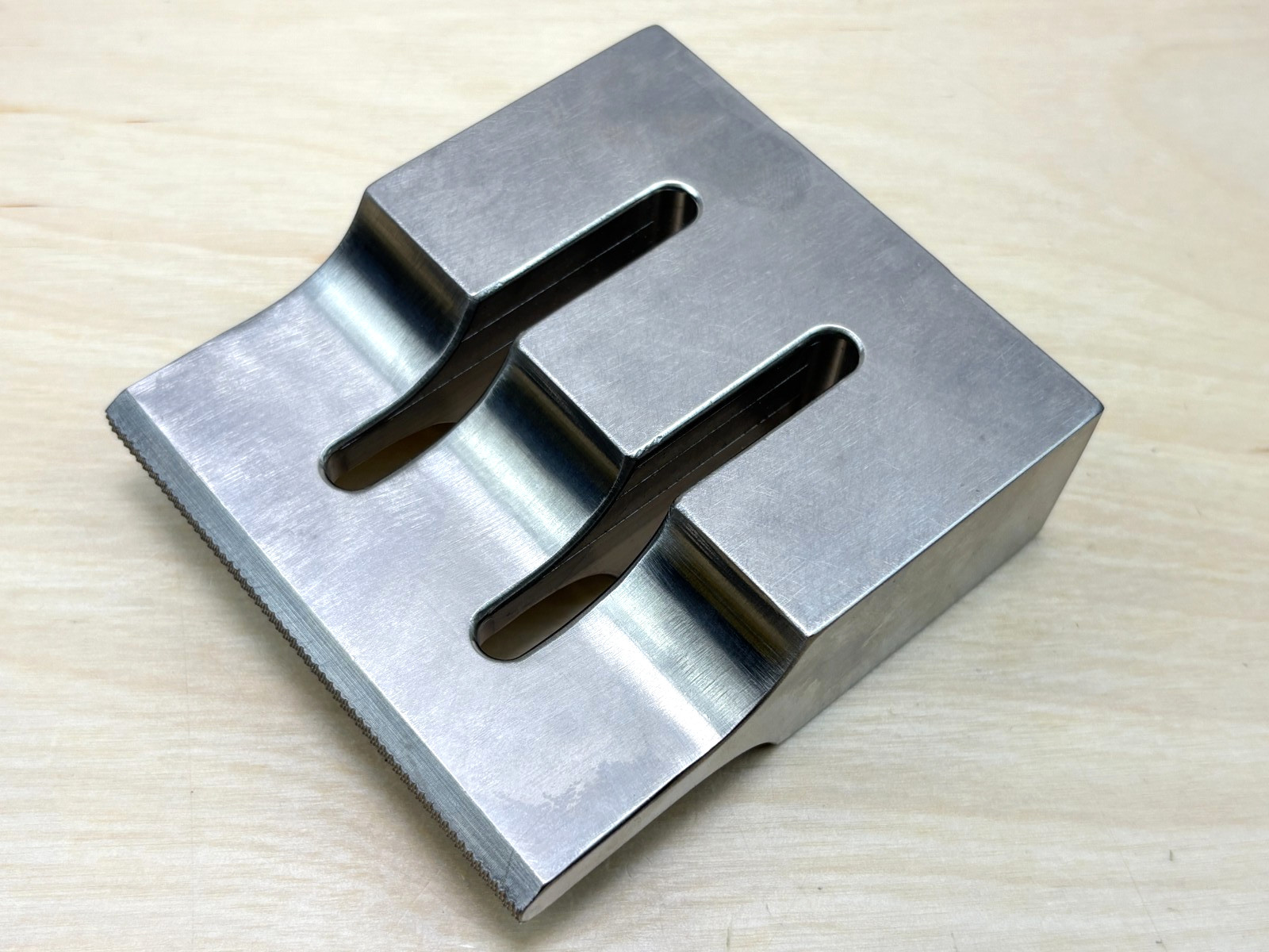 Dukane 472508-02-02 30 kHz Titanium Ultrasonic Welding Horn 3.25 X 3.5 X 1.25