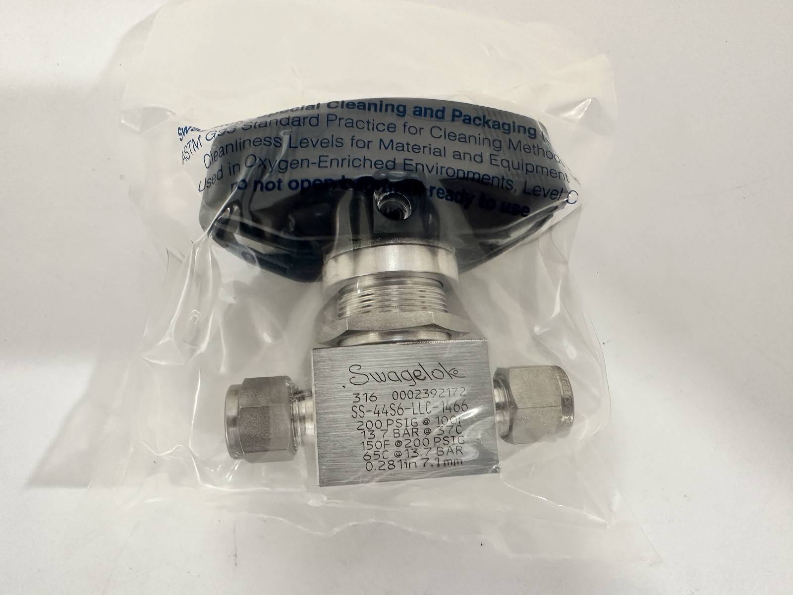SS-44S6-LLC-1466 Swagelok 3/8″ Non-Lubricated Ball Valve, Latch Lock Handle